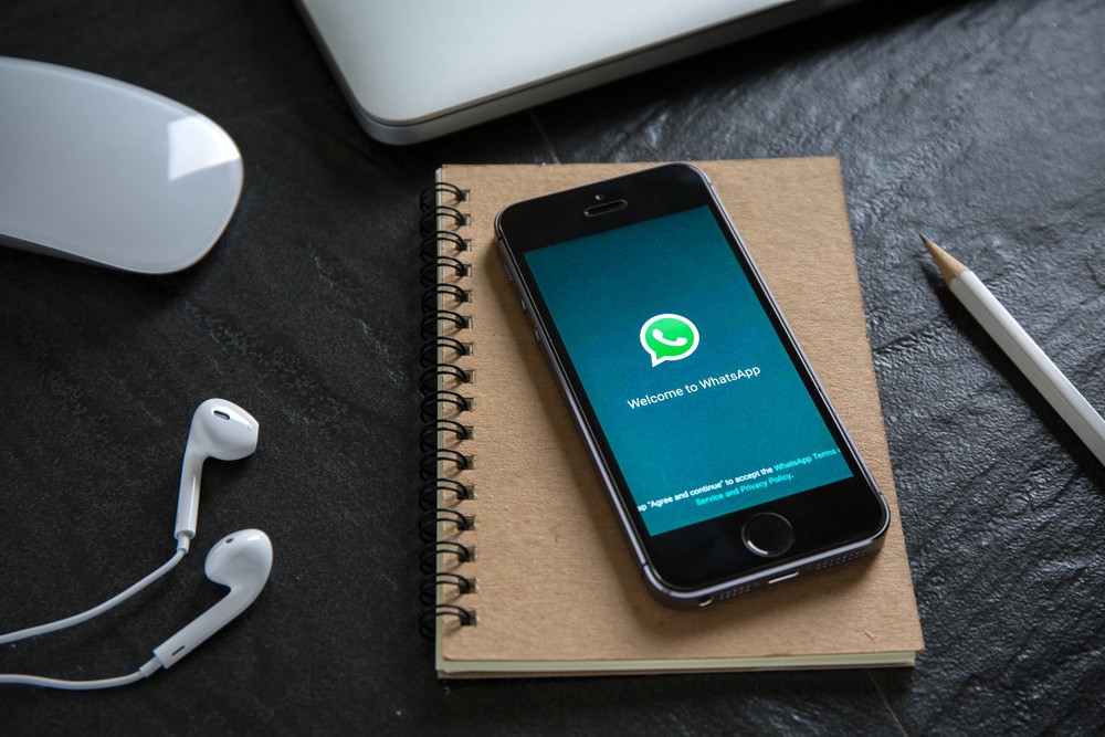 How To Change WhatsApp Background Themes Wallpaper - Techsable